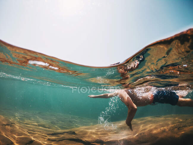 Foto subaquática de um menino nadando no Lago Superior, Estados Unidos — Fotografia de Stock