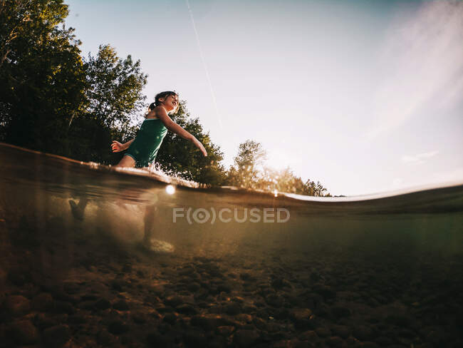 Lächelndes Mädchen beim Spazierengehen in einem See, Lake Superior, Vereinigte Staaten — Stockfoto
