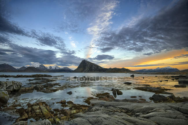 Malerischer Blick auf lille sandnes bei Sonnenuntergang, erhabene Inseln, Nordland, Norwegen — Stockfoto