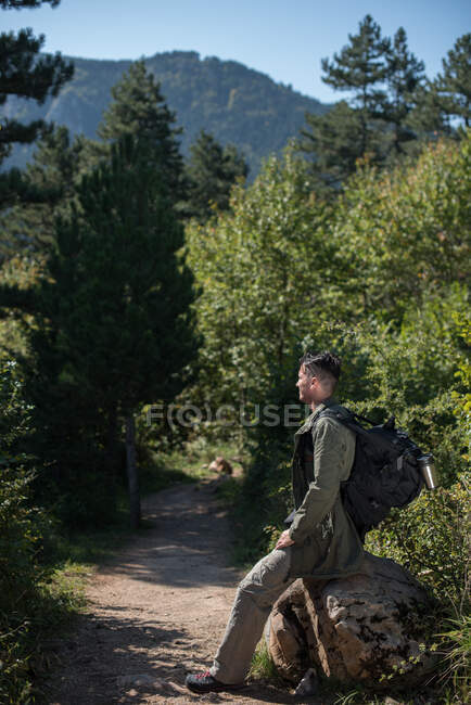 Escursionista seduto su una roccia nella foresta, Bosnia-Erzegovina — Foto stock