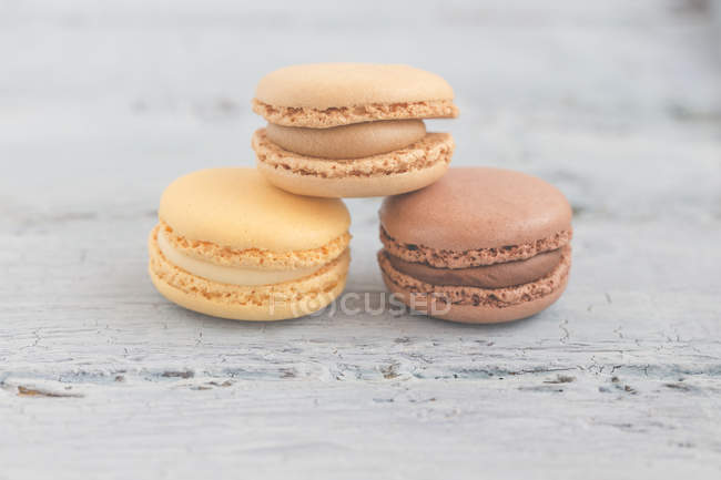 Trois macarons au chocolat sur une table — Photo de stock