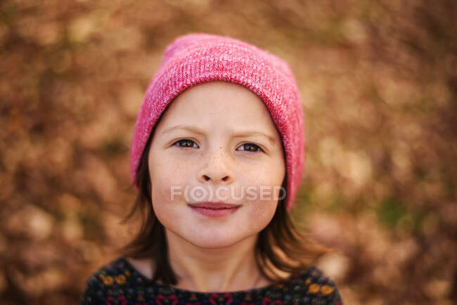 Портрет улыбающейся девушки, стоящей на улице, США — стоковое фото
