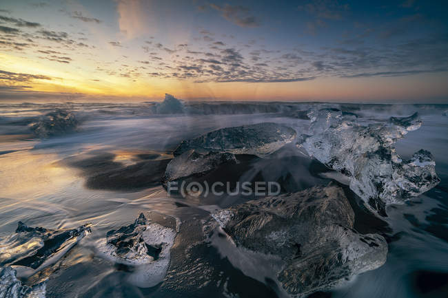 Vue panoramique sur Diamond Beach au lever du soleil, Jokulsarlon, Parc national des Glaciers Vatnajokull, Islande — Photo de stock
