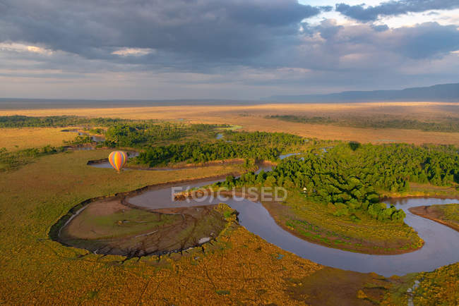 Globo de aire caliente volando sobre el Masai Mara, Kenia - foto de stock