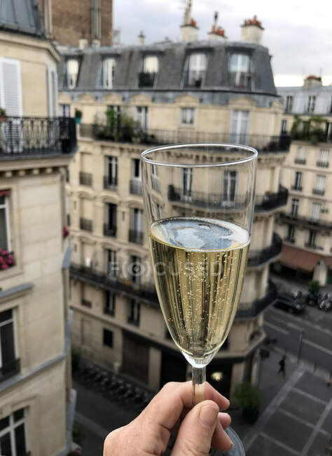 Woman's hand holding a glass of Champagne, Paris, France — Stock Photo