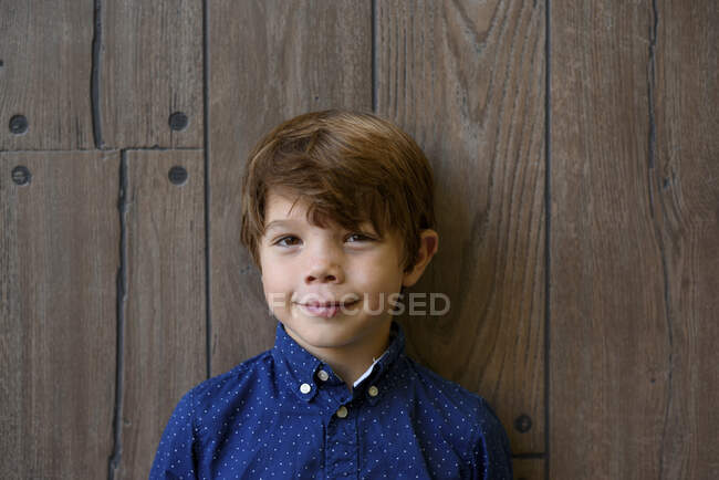 Retrato de un niño sonriente con pecas - foto de stock