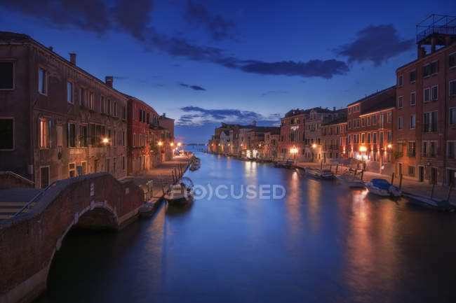 Caminos venecianos 118 Cannareggio, Venecia, Véneto, Vista Italiana de - foto de stock