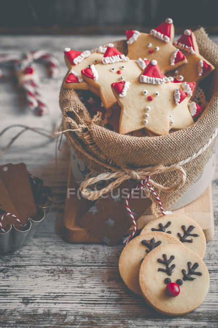 Gros plan sur le Père Noël et les biscuits aux rennes, vue rapprochée — Photo de stock
