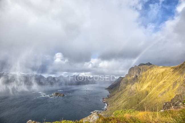 Вицвітання веселку через грозових хмар, прибуття, Nordland, Норвегія — стокове фото