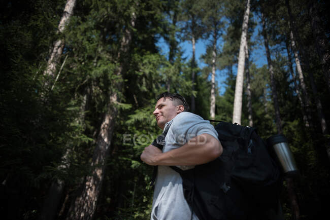 Homme randonnée dans la forêt, Bosnie-Herzégovine — Photo de stock