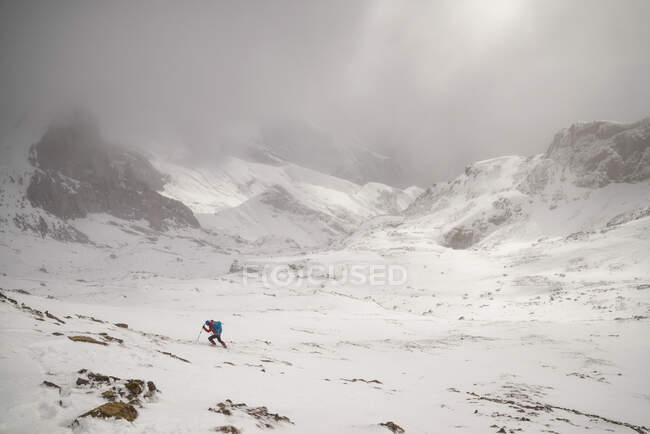Escursioni uomo su una montagna innevata, Huesca, Pirenei, Spagna — Foto stock