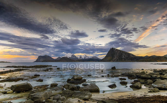 Vista del paisaje costero desde Sandnes, Flakstad, Lofoten, Nordland, Noruega - foto de stock