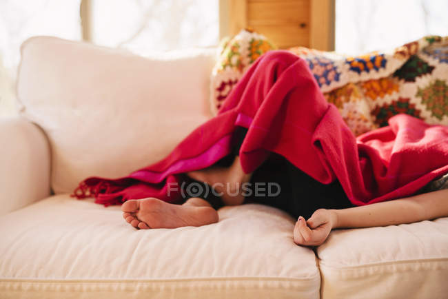 Imagen recortada de Chica durmiendo en un sofá - foto de stock