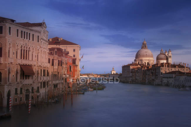 Sentiers vénitiens 117 La salute dal ponte dellAccademia, Venise, Veneto, Italievue panoramique de — Photo de stock