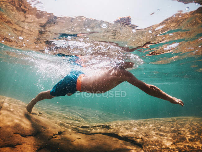 Foto subaquática de um menino nadando no Lago Superior, Estados Unidos — Fotografia de Stock