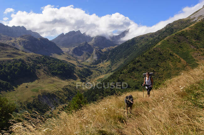 Femme randonnée dans les montagnes, Huesca, Espagne — Photo de stock