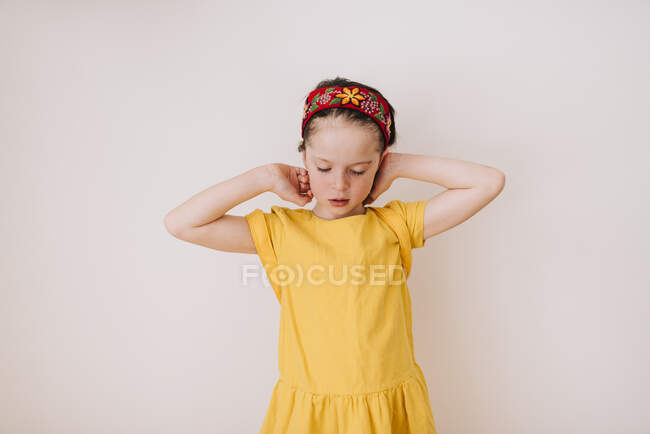 Портрет втомленої дівчини з руками за її головою — стокове фото