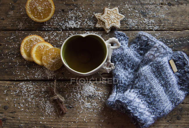 Taza de té con naranja y canela con galletas - foto de stock