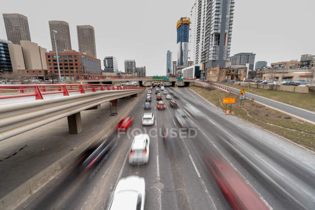 Carros ao longo da auto-estrada, Chicago, Illinois, Estados Unidos da América — Fotografia de Stock