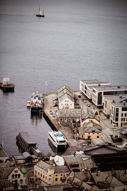 Vista aérea del puerto, Alesund, More og Romsdal, Noruega - foto de stock