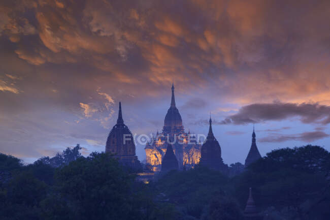 Silhueta de Stupas ao nascer do sol, Bagan, Myanmar — Fotografia de Stock