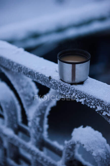 Taza de café en una barandilla congelada en invierno, Murmansk, Rusia - foto de stock