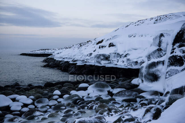 Frozen rocky coastline in winter, Murmansk, Russia — Stock Photo