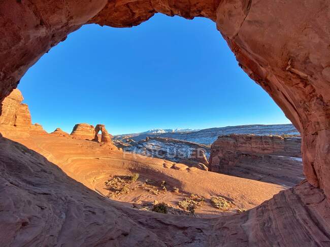 Vista attraverso Delicato Arco, Parco Nazionale degli Archi, Moab, Utah, USA — Foto stock