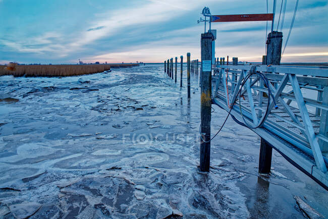 Porto congelado no inverno, rio Ems, Frísia Oriental, Baixa Saxônia, Alemanha — Fotografia de Stock