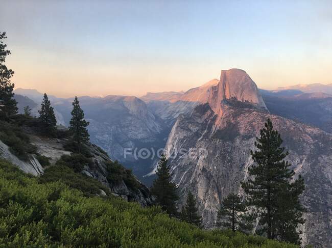 Half Dome bei Sonnenuntergang, Yosemite Nationalpark, Kalifornien, USA — Stockfoto