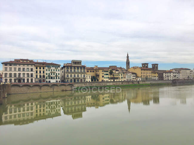 Здания вдоль реки Арно, Флоренция, Тоскана, Италия — стоковое фото