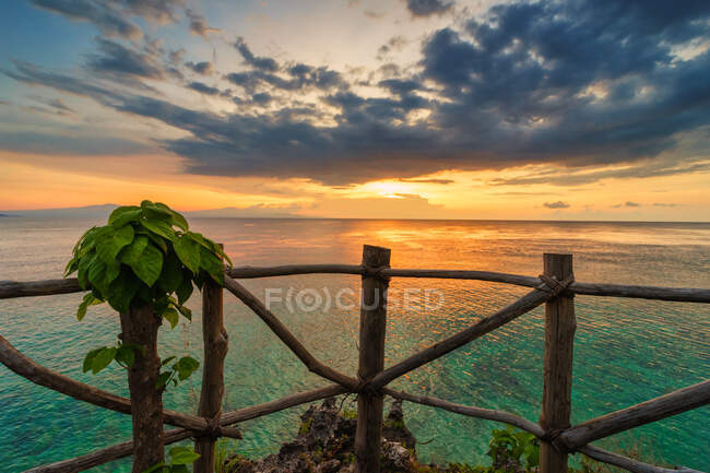 Морський мис на заході сонця, острів Мойо, Сумбава, Західна Нуса Тенґгара, Індонезія. — стокове фото