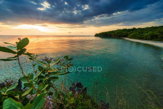 Playa tropical en Sunset, Moyo island, Sumbawa, West Nusa Tenggara, Indonesia - foto de stock