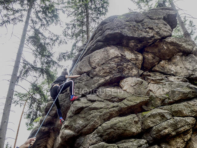 Chica escalada en las montañas de mesa, Polonia - foto de stock