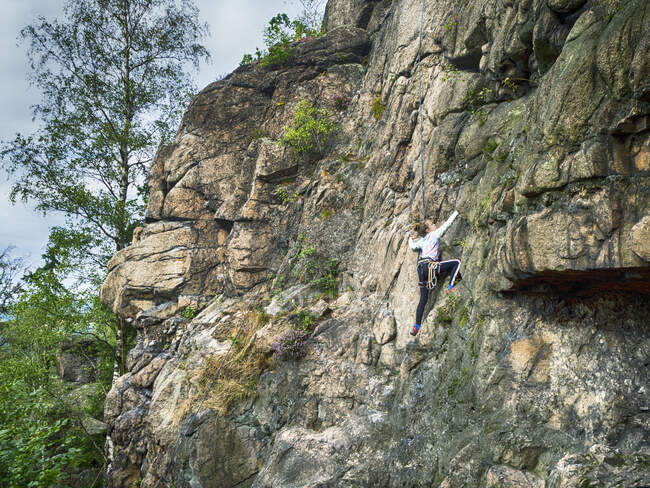 Girl rock climbing in table mountains, Poland — Stock Photo