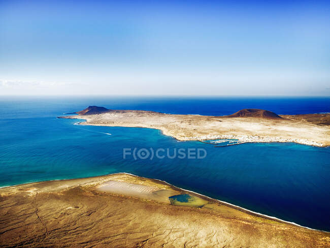Blick von Lanzarote nach Graciosa, Kanarische Inseln, Spanien — Stockfoto