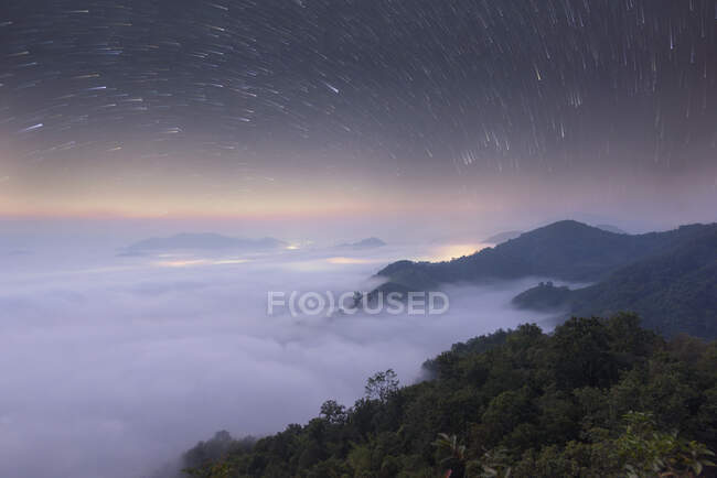Vista aérea de la alfombra de nubes bajo la Vía Láctea por la noche, Tailandia - foto de stock