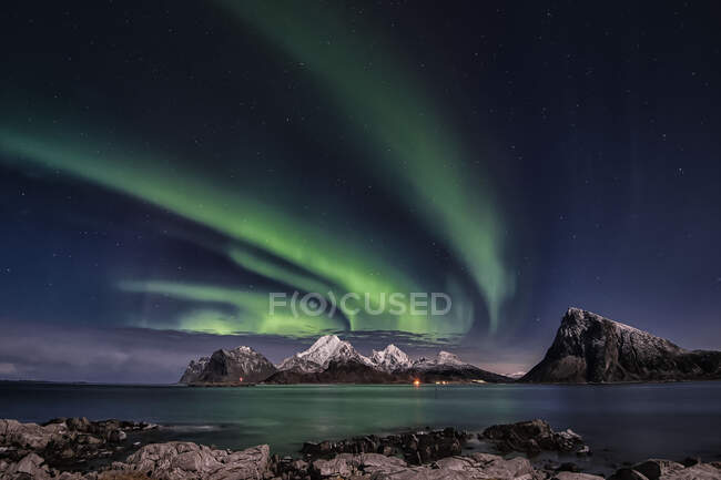 Luci settentrionali sulle montagne da Flakstad, Lofoten, Nordland, Norvegia — Foto stock
