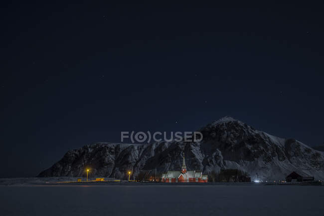Eglise locale devant les montagnes la nuit, Flakstad, Nordland, Norvège — Photo de stock