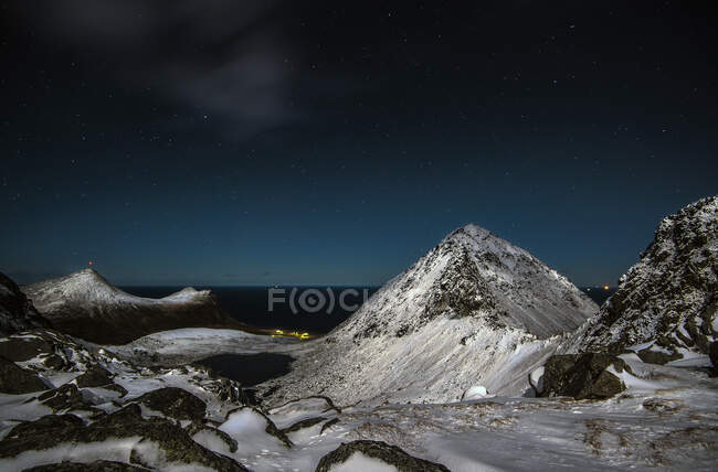 Vista nocturna de invierno desde el monte Myrlandsskaret en Flakstad, Lofoten, Nordland, Noruega - foto de stock