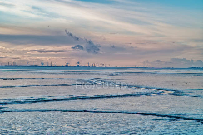 Turbinas eólicas na borda do Mar de Wadden, Frísia Oriental, Baixa Saxônia, Alemanha — Fotografia de Stock
