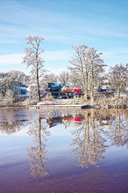 Barcos em doca seca em um estaleiro perto de um rio no inverno, Frísia Oriental, Baixa Saxônia, Alemanha — Fotografia de Stock