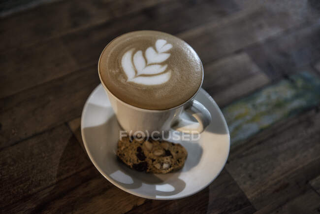 Tasse Piccolo Latte mit Biscotti-Keks — Stockfoto
