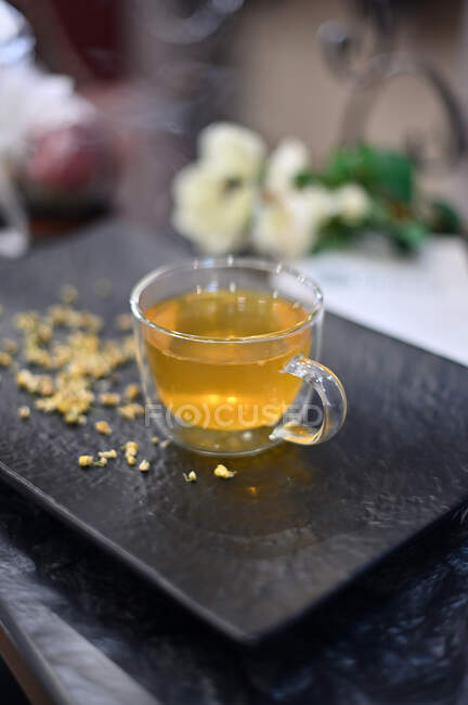 Taza de té de manzanilla en taza de vidrio - foto de stock