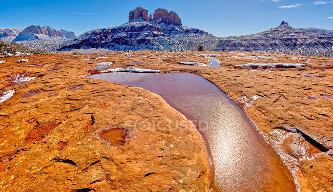 Snow Covered Cathedral Rock view from sandstone plateau along Secret Slick Rock Trail, Sedona, Arizona, USA — Stock Photo