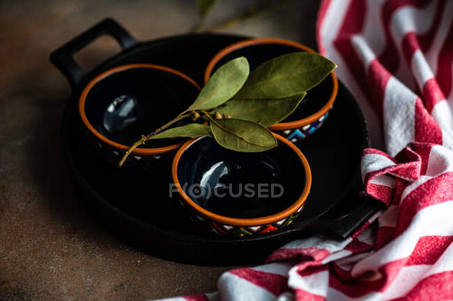 Empty plate with black and white ceramic plates on a dark wooden background. — Stock Photo