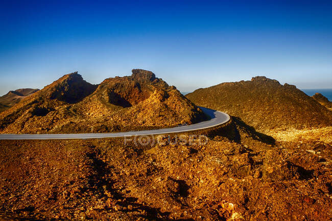 Straße durch Vulkanlandschaft, Lanzarote, Kanarische Inseln, Spanien — Stockfoto