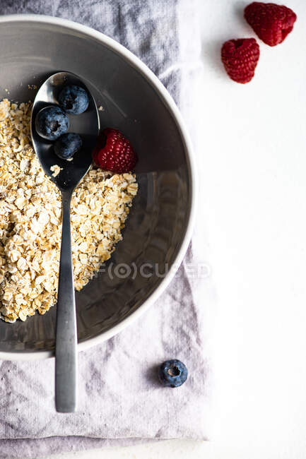 Café da manhã saudável com aveia, framboesas e mirtilos — Fotografia de Stock