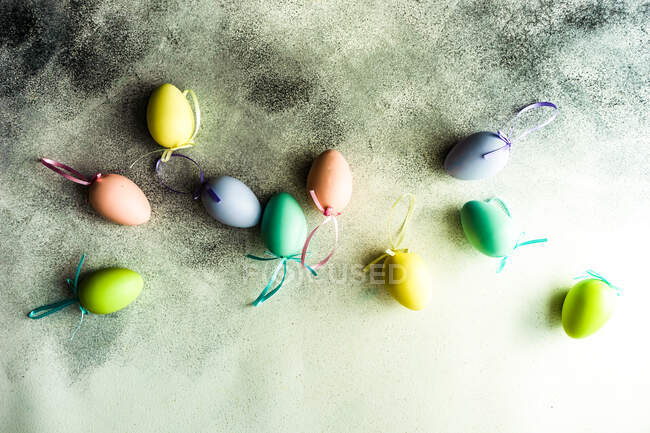 Easter eggs and willow branches on a white background. top view. — Stock Photo