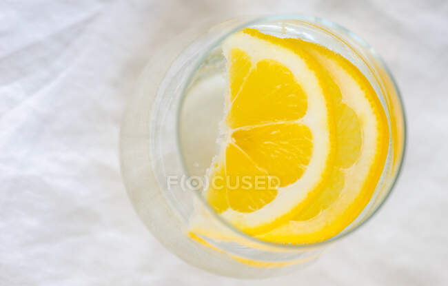 Jugo de limón en un frasco de vidrio sobre un fondo blanco - foto de stock